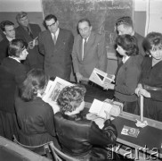 Luty 1962, Gostynin, Polska.
Wizytacja w szkole, wizytatorzy rozmawiają z uczennicami.
Fot. Romuald Broniarek/KARTA