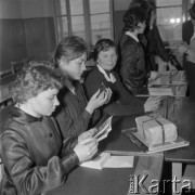 Luty 1962, Gostynin, Polska.
Wizytacja w szkole, uczennice siedzą w ławce podczas przerwy.
Fot. Romuald Broniarek/KARTA