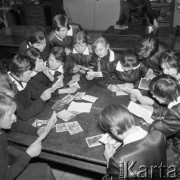 Luty 1962, Gostynin, Polska.
Wizytacja w szkole, grupa uczennic czyta listy i kartki pocztowe od młodzieży ze Związku Radzieckiego.
Fot. Romuald Broniarek/KARTA