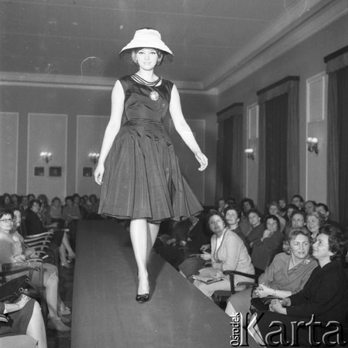 Marzec 1962, Warszawa, Polska.
Modelka prezentuje suknię z kolekcji Mody Polskiej.
Fot. Romuald Broniarek/KARTA