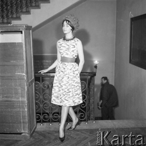 Marzec 1962, Warszawa, Polska.
Modelka prezentuje suknię z kolekcji Mody Polskiej.
Fot. Romuald Broniarek/KARTA