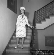 Marzec 1962, Warszawa, Polska.
Modelka prezentuje strój z kolekcji Mody Polskiej.
Fot. Romuald Broniarek/KARTA