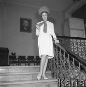 Marzec 1962, Warszawa, Polska.
Modelka prezentuje strój z kolekcji Mody Polskiej.
Fot. Romuald Broniarek/KARTA