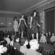 Marzec 1962, Warszawa, Polska.
Modelki prezentują sukienki z kolekcji Mody Polskiej.
Fot. Romuald Broniarek/KARTA