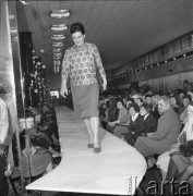 Marzec 1962, Warszawa, Polska.
Radziecka modelka prezentuje strój z najnowszej kolekcji.
Fot. Romuald Broniarek/KARTA