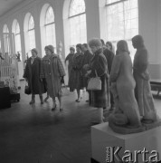 Marzec 1962, Warszawa, Polska.
Radzieckie modelki oglądają wystawę rzeźby.
Fot. Romuald Broniarek/KARTA