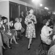 Marzec 1962, Warszawa, Polska.
Radziecka modelka prezentuje sukienkę z najnowszej kolekcji.
Fot. Romuald Broniarek/KARTA