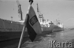 Maj 1962, Gdynia, Polska.
Polska bandera na rufie statku wpływającego do portu.
Fot. Romuald Broniarek/KARTA