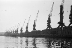 Maj 1962, Gdynia, Polska.
Dźwigi na portowym nabrzeżu.
Fot. Romuald Broniarek/KARTA