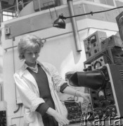 Maj 1962, Otwock-Świerk, Polska.
Pracownica Instytutu Badań Jądrowych stoi obok urządzenia pomiarowego.
Fot. Romuald Broniarek/KARTA