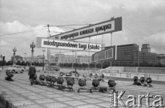 Maj 1962, Warszawa, Polska.
Międzynarodowe Targi Książki - reklama i reflektory na Placu Defilad.
Fot. Romuald Broniarek/KARTA