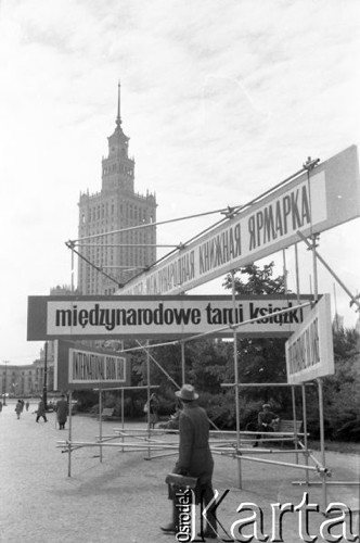 Maj 1962, Warszawa, Polska.
Międzynarodowe Targi Książki, w tle Pałac Kultury i Nauki.
Fot. Romuald Broniarek/KARTA