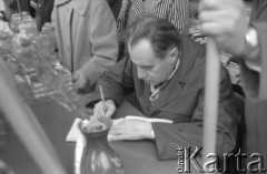 Maj 1962, Warszawa, Polska.
Radziecki pisarz - Walentin Katajew podpisuje swoje książki podczas Międzynarodowych Targów Książki.
Fot. Romuald Broniarek/KARTA