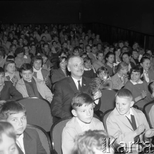 Maj 1962, Warszawa, Polska.
Radziecki aktor i reżyser - Nikita Michałkow siedzi na widowni w kinie wśród dzieci.
Fot. Romuald Broniarek/KARTA