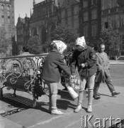 Czerwiec 1962, Gdańsk, Polska.
Dwie dziewczynki niosą siatkę z zakupami.
Fot. Romuald Broniarek/KARTA