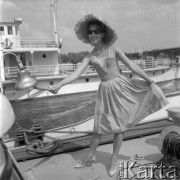 Czerwiec 1962, Warszawa, Polska.
Pokaz mody i sesja fotograficzna na statku.
Fot. Romuald Broniarek/KARTA