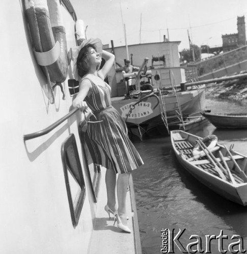 Czerwiec 1962, Warszawa, Polska.
Pokaz mody i sesja fotograficzna na statku, w tle Most Poniatowskiego.
Fot. Romuald Broniarek/KARTA