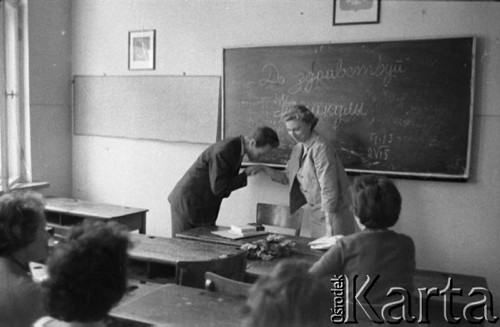 Czerwiec 1962, Warszawa, Polska. 
Zakończenie roku szkolego w liceum dla dorosłych.
Fot. Romuald Broniarek/KARTA