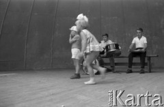 Lipiec 1962, Sandomierz, Polska. 
Dzieci z instrumentami muzycznymi, na pierwszym planie dziewczynka z kokardą we włosach.
Fot. Romuald Broniarek/KARTA