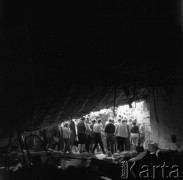 Lipiec 1962, Gierłoż (Wilczy Szaniec), Polska.
Grupa turystów zwiedza bunkry w głównej kwaterze Hitlera.
Fot. Romuald Broniarek/KARTA