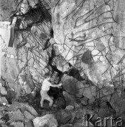 Lipiec 1962, Gierłoż (Wilczy Szaniec), Polska.
Turyści zwiedzają bunkry w głównej kwaterze Hitlera.
Fot. Romuald Broniarek/KARTA