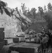 Lipiec 1962, Gierłoż (Wilczy Szaniec), Polska.
Grupa turystów zwiedza bunkry w głównej kwaterze Hitlera.
Fot. Romuald Broniarek/KARTA