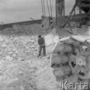 Wrzesień 1962, Tarnobrzeg, Polska. 
Odkrywkowa kopalnia siarki, robotnik obok koparki.
Fot. Romuald Broniarek/KARTA