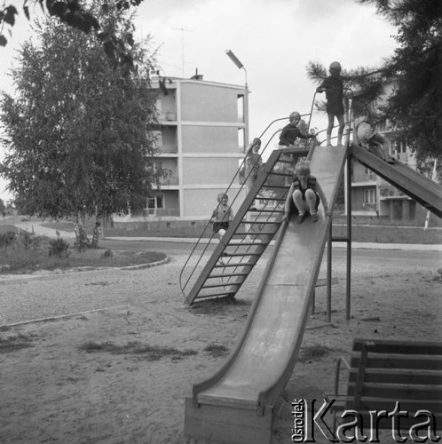 Wrzesień 1962, Tarnobrzeg, Polska. 
Osiedle mieszkaniowe - dzieci na zjeżdżalni stojącej na placu zabaw.
Fot. Romuald Broniarek/KARTA