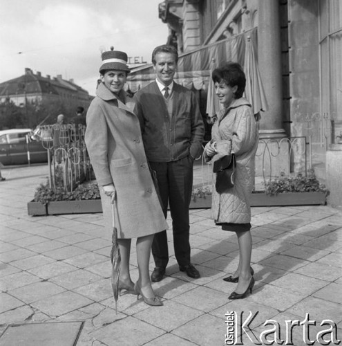 Wrzesień 1962, Warszawa, Polska. 
Piosenkarze: Halina Kunicka (z lewej) i Mieczysław Wojnicki.
Fot. Romuald Broniarek/KARTA