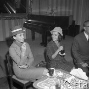 Wrzesień 1962, Warszawa, Polska. 
Piosenkarki: Halina Kunicka (z lewej) i Sława Przybylska.
Fot. Romuald Broniarek/KARTA
