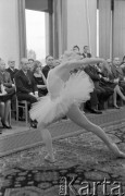 Wrzesień 1962, Warszawa, Polska.
Występ baletu w ambasadzie radzieckiej, z lewej siedzi Zenon Kliszko.
Fot. Romuald Broniarek/KARTA