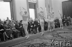 Wrzesień 1962, Warszawa, Polska.
Występ baletu w ambasadzie radzieckiej.
Fot. Romuald Broniarek/KARTA