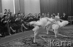 Wrzesień 1962, Warszawa, Polska.
Występ baletu w ambasadzie radzieckiej, z lewej siedzi Józef Cyrankiewicz.
Fot. Romuald Broniarek/KARTA