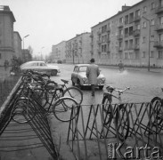 Listopad 1962, Konin, Polska.
Rowery w stojakach na ulicy przed zakładem pracy.
Fot. Romuald Broniarek/KARTA