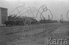 Listopad 1962, Konin, Polska.
Rampa kolejowa kopalni odkrywkowej, na pierwszym planie sylwetki górników z kilofami wykonane z drutu.
Fot. Romuald Broniarek/KARTA