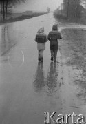 Listopad 1962, Konin (okolice), Polska.
Dzieci z tornistrami idące drogą.
Fot. Romuald Broniarek/KARTA