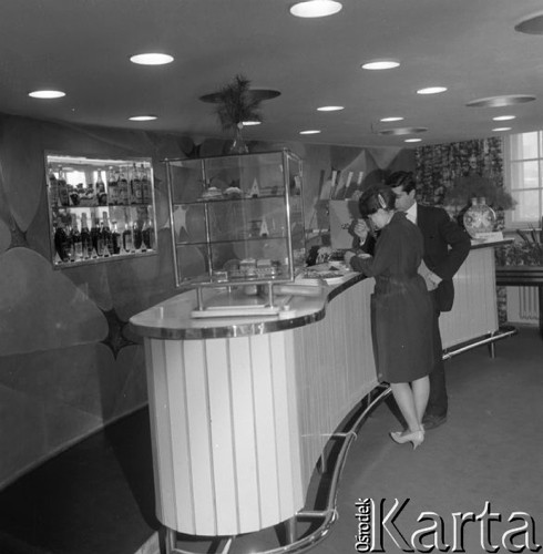 Grudzień 1962, Warszawa, Polska.
Kawiarnia w Domu Kultury Radzieckiej.
Fot. Romuald Broniarek/KARTA