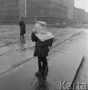 1963, Katowice, Polska.
Dzieci w deszczu na przystanku tramwajowym.
Fot. Romuald Broniarek/KARTA