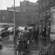 1963, Katowice, Polska.
Przechodnie na ulicy Armii Czerwonej.
Fot. Romuald Broniarek/KARTA