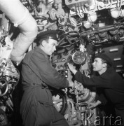 1963, Morze Bałtyckie, Polska. 
ORP Orzeł, mechanicy w maszynowni.
Fot. Romuald Broniarek/KARTA