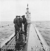 1963, Morze Bałtyckie, Polska. 
ORP Orzeł, marynarze na pokładzie podczas wynurzenia okrętu.
Fot. Romuald Broniarek/KARTA