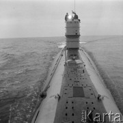 1963, Morze Bałtyckie, Polska. 
ORP Orzeł, marynarze na kiosku podczas wynurzenia okrętu.
Fot. Romuald Broniarek/KARTA