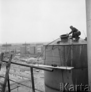 Kwiecień 1963, Płock, Polska.
Budowa Mazowieckich Zakładów Rafineryjnych i Petrochemicznych.
Fot. Romuald Broniarek/KARTA