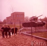 Kwiecień 1963, Studzianki, Polska.
Uczniowie idący do szkoły, z prawej Pomnik ku pamięci poległych w Bitwie pod Studziankami.
Fot. Romuald Broniarek/KARTA