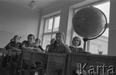 Kwiecień 1963, Studzianki, Polska.
Uczniowie szkoły podstawowej podczas lekcji geografii, na pierwszym planie globus.
Fot. Romuald Broniarek/KARTA