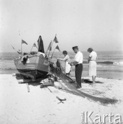 Lipiec 1963, Krynica Morska, Polska.
Łódź rybacka na plaży.
Fot. Romuald Broniarek/KARTA