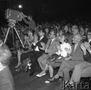Sierpień 1963, Sopot, Polska.
Hala Stoczni Gdańskiej - publiczność III Międzynarodowego Festiwalu Piosenki.
Fot. Romuald Broniarek/KARTA