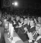 Sierpień 1963, Sopot, Polska.
Hala Stoczni Gdańskiej - jury III Międzynarodowego Festiwalu Piosenki.
Fot. Romuald Broniarek/KARTA