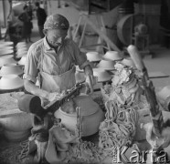 Lipiec 1963, Ćmielów, Polska.
Fabryka Porcelany i Wyrobów Ceramicznych - formowanie talerzy.
Fot. Romuald Broniarek/KARTA