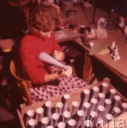 Lipiec 1963, Ćmielów, Polska.
Pracownica Fabryki Porcelany i Wyrobów Ceramicznych maluje dzbanek.
Fot. Romuald Broniarek/KARTA